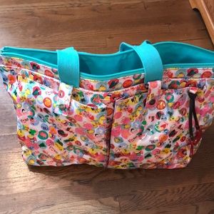 Great, colorful bag! Perfect for sleepovers